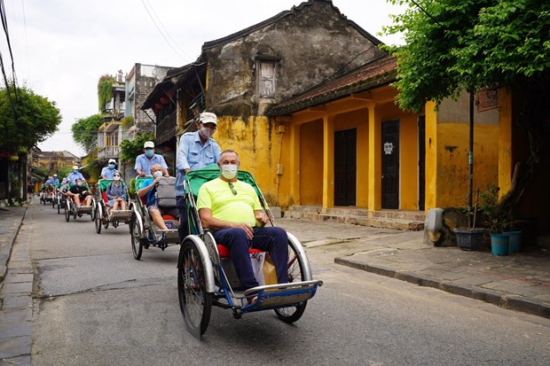 Les touristes internationaux «dégustent» un programme artistique éminent à Hoi An